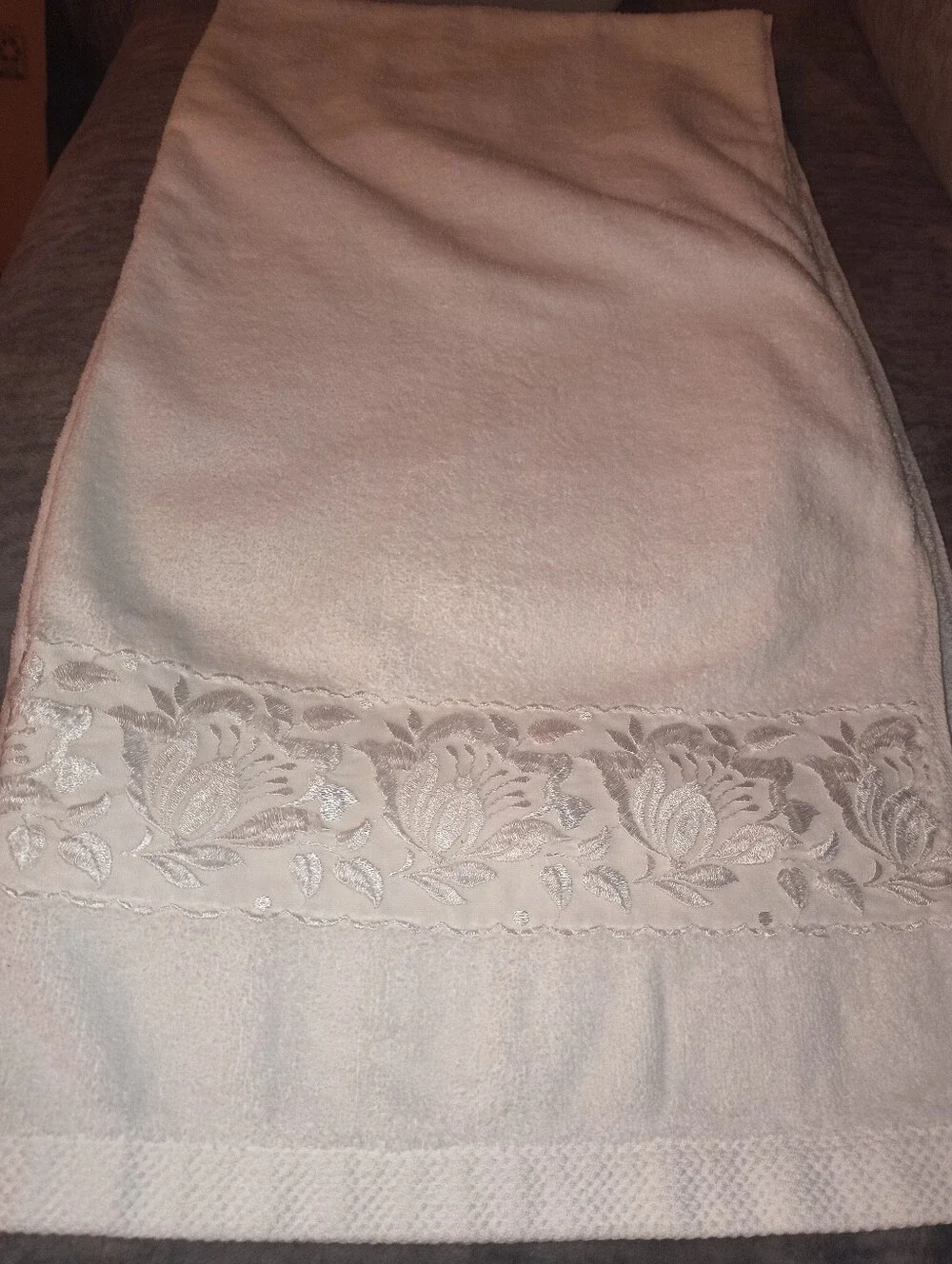 Vintahe Springmade Embroidered Floral Border White Bath Towel
